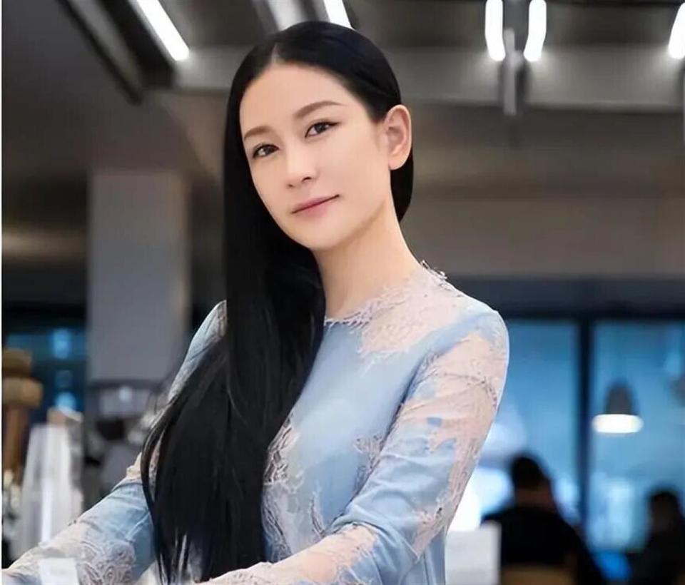 54岁刘钧近况曝光！与美女设计师未婚生女，如今与女儿相依为命_腾讯新闻