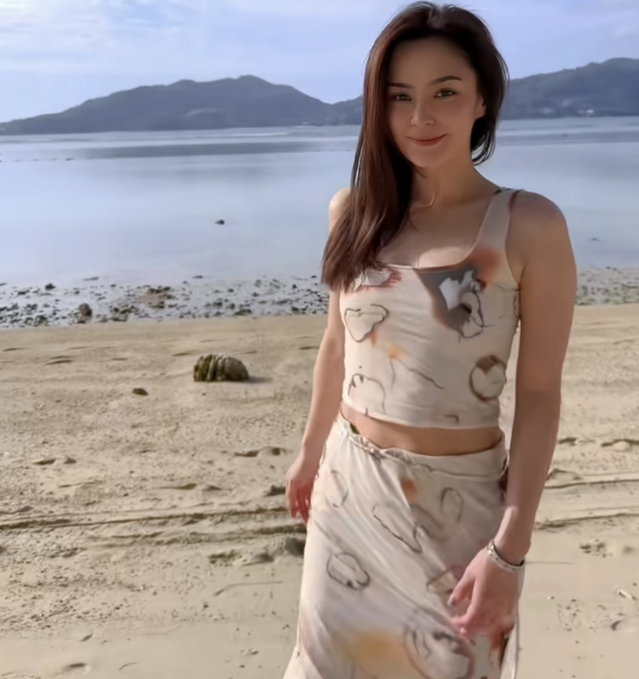 42岁阿娇罕晒泳装美照,瘦身后美回巅峰,天鹅颈小蛮腰养眼十足