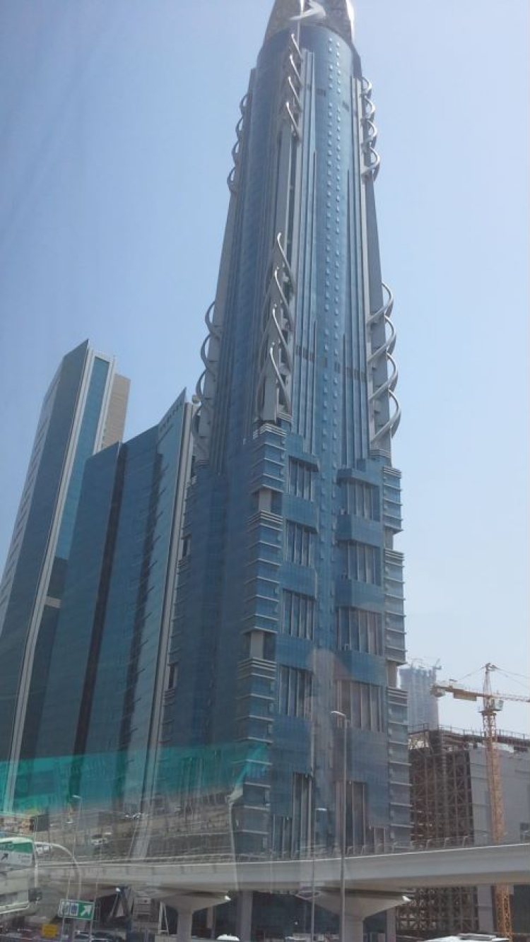 有时走在大街上,语言不通也心烦.迪拜高楼确吸引,浦东比它也不逊.