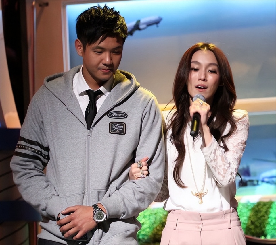 范玮琪神隐3月晒全家福,力挺陈建州清白:谢谢爸爸守护我们的家_腾讯