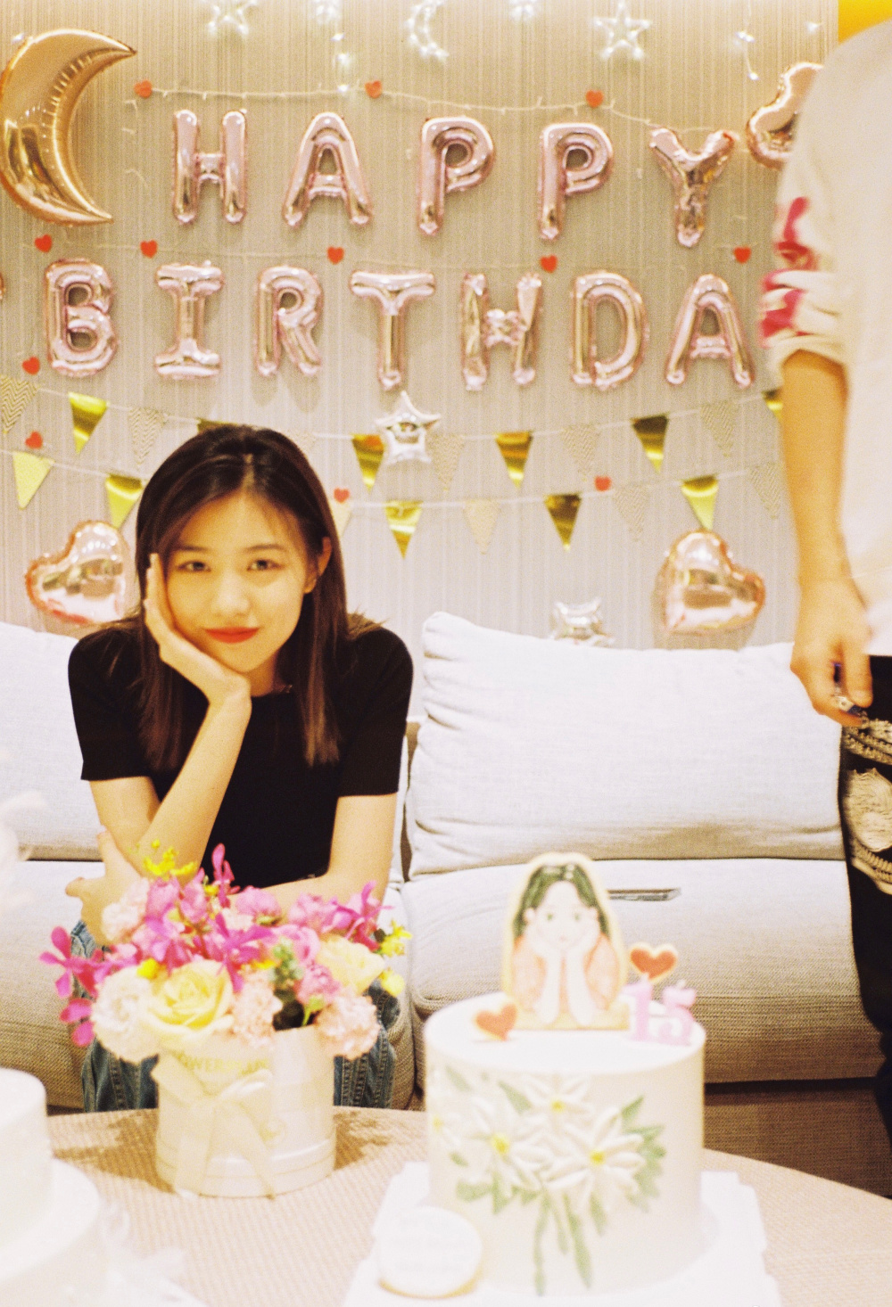 汪峰17岁长女小苹果近照曝光变化大,五官超精致,颜值不输章子怡_腾讯