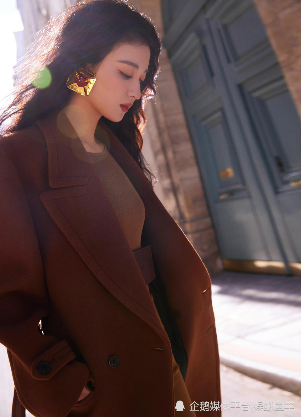 24岁美女王楚然,巴黎街头大放异彩,神仙姐姐二代果不虚传啊!