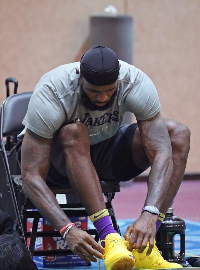 詹姆斯的天赋有多夸张?大腿粗得像水桶,弹跳球商均高得惊人