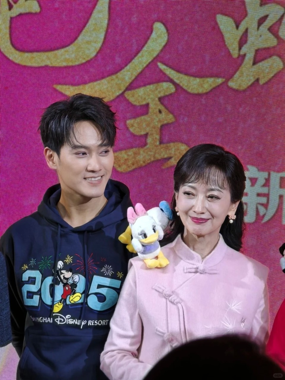 71岁赵雅芝携38岁儿子黄恺杰扮财神拜年，母子逆龄颜值获赞“神仙姐弟”_腾讯新闻