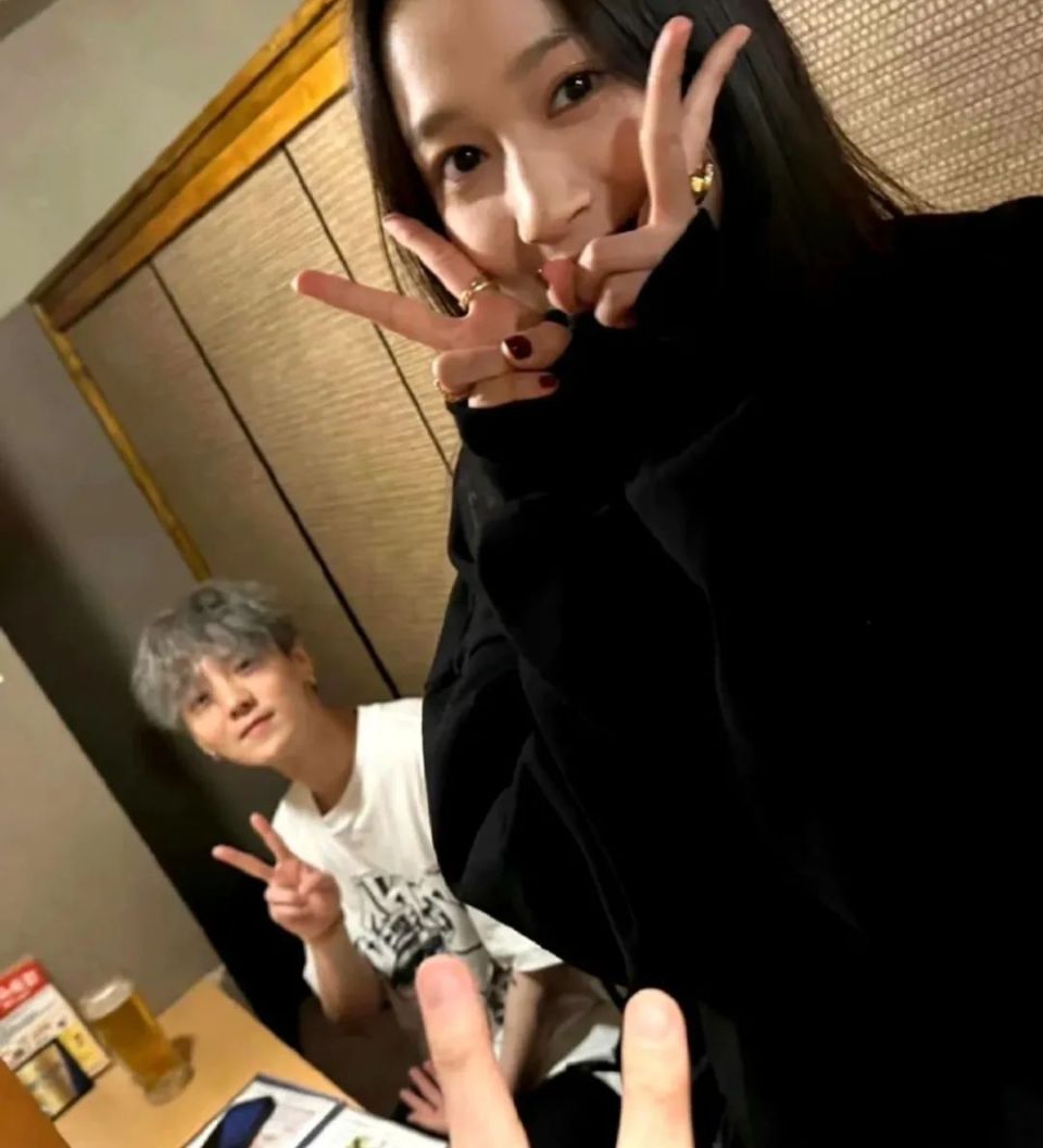 鹿晗关晓彤聚餐被拍,男方打扮低调,女方背十几万包包气场强大_腾讯