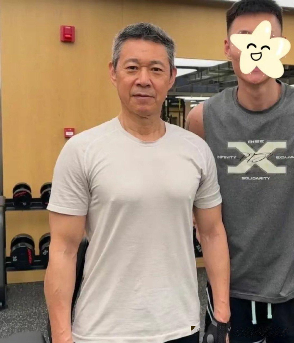 69岁张丰毅虽满头白发,但身板依旧挺拔,精气神拉满