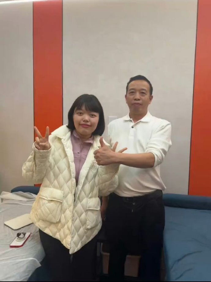 网红奥黛丽厚本正骨体态变化惊人 网友：“厚本变薄本”_腾讯新闻