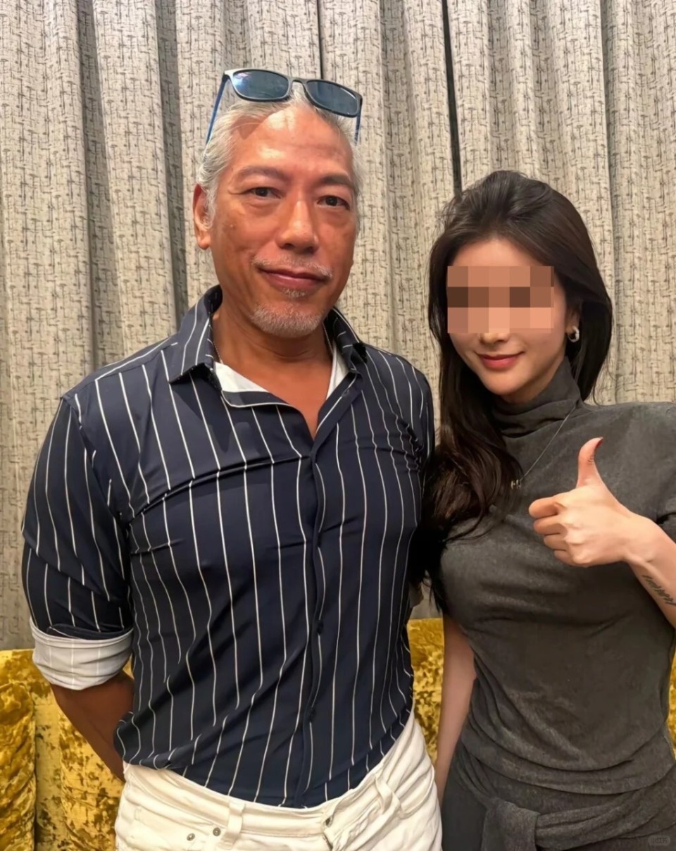 61岁“乌鸦”张耀扬罕有现身，被靓女网友偶遇，绅士手合照受称赞_腾讯新闻