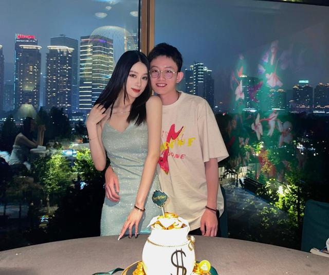 又换男友范志毅女儿最新恋情曝光男友为中超申花球员网友能买得起房