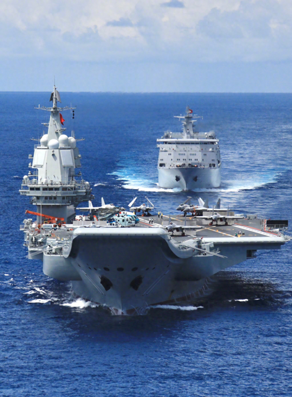 美军领头,三路航母来势汹汹,山东舰提前离港,解放军要好好招待