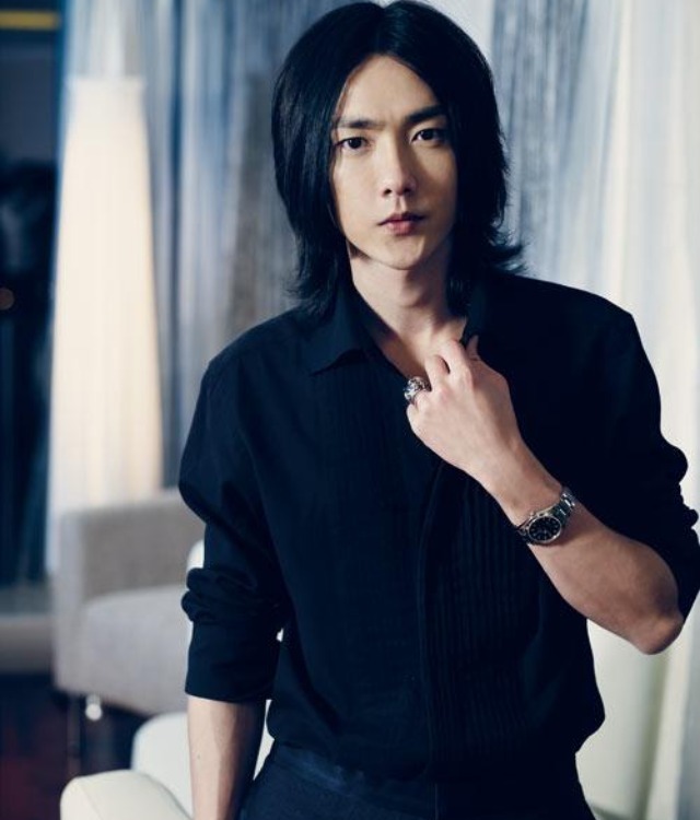 的哥哥2》节目上的新加坡歌手黄义达,女主角则是其经纪人兼老板纪如瓃