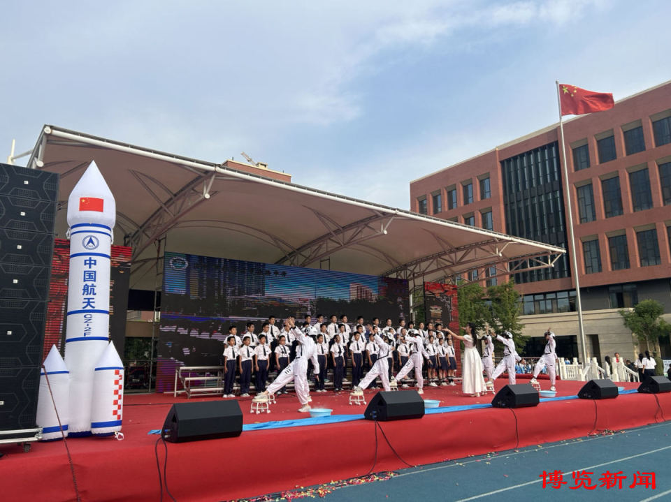 同时,淄博市职业学院与张店区重庆路中学举行了"科技劳动"实践共建