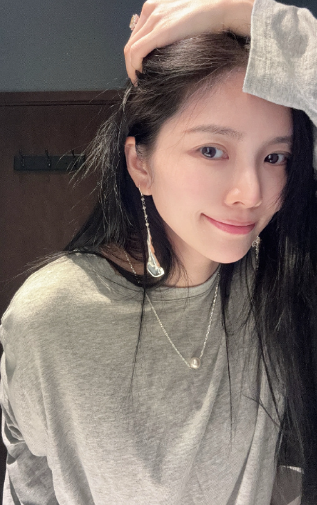 杜淳妻子王灿带女儿就餐,不幸烫伤,引得网友怜惜!_腾讯新闻