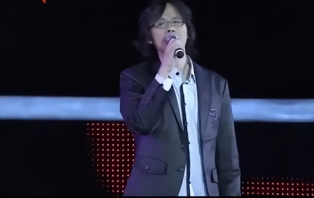 也有人说是唐磊和一个叫曾梦捷的女孩的故事