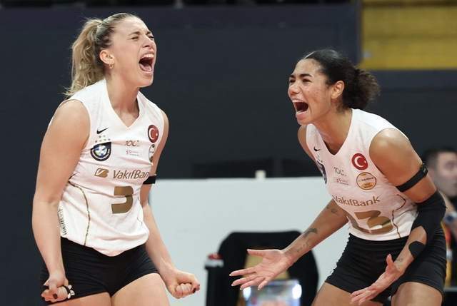 瓦基弗曾经在f4组合,也就是朱婷,斯洛特耶斯,希尔和拉西奇这个组合的