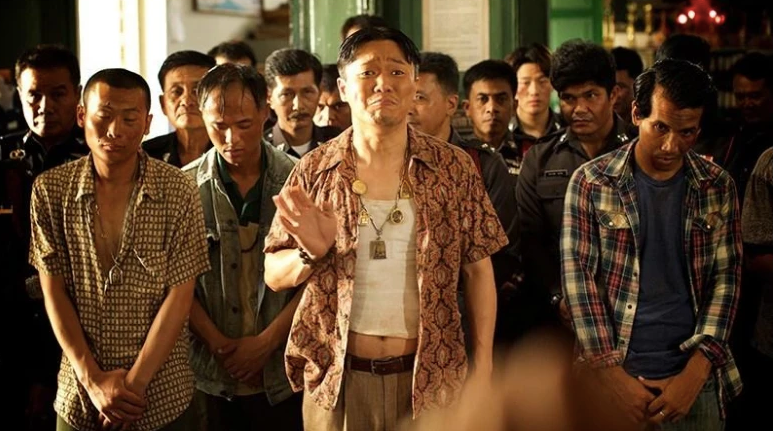 比《唐探》接地气,比《误杀》层次深,肖央在《扫黑》里演技封神