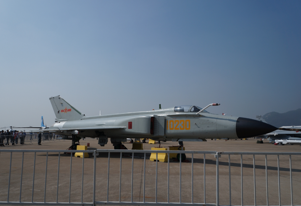 在5年以前,中国空军还有几百架的歼7h/e等后期改进型号在服役,这些