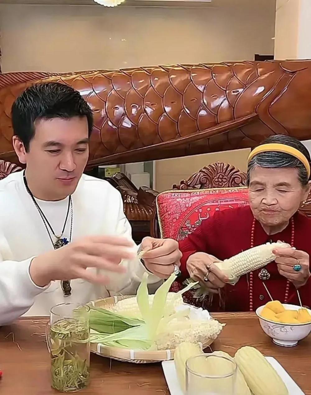 杨子带89岁母亲直播带货,让老人家生吃玉米,被网友指责"啃老"_腾讯