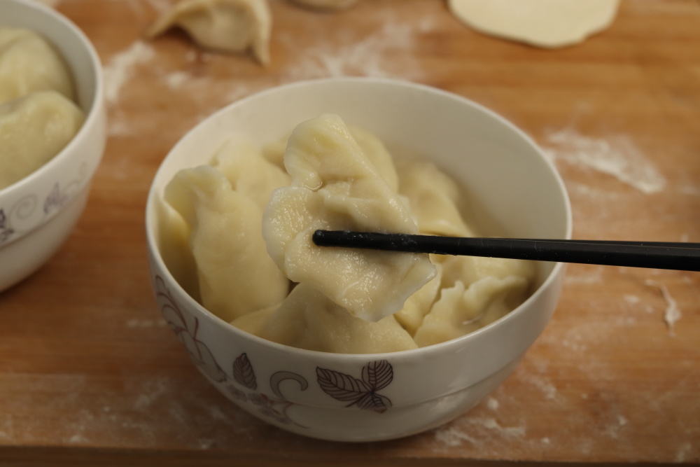 煮饺子,切记不要直接下锅煮!牢记"加2盐,开3滚",饺子不破皮
