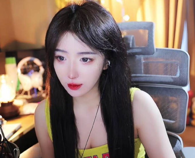 近日,知名女主播呆妹儿转会至某音平台,首播便突破10万热度,原本是一