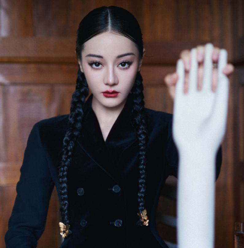 热巴红毯大翻车被嘲像泰星还疑似模仿范冰冰造型师出来内涵