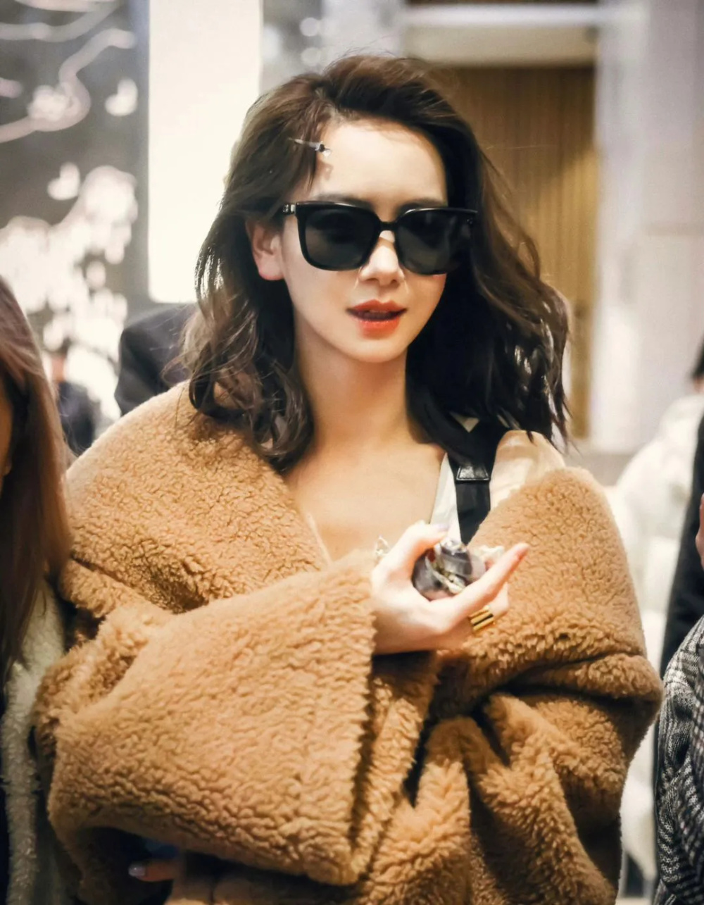 甚至有粉丝给戚薇规划路线,初舞台唱《如果爱忘了》炒一波前女友百合