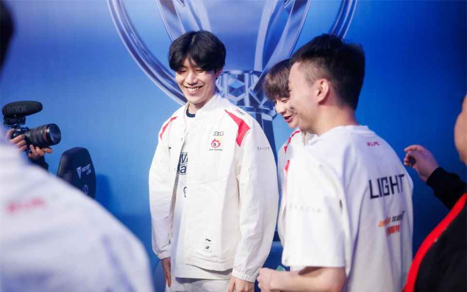 无奈之下战队只能让张恒久甚至theshy本人澄清消息,说战队没有对不起