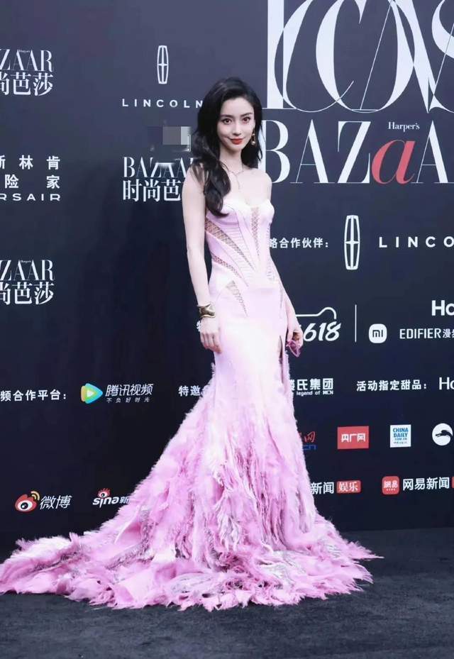 芭莎红毯迪丽热巴深v捂胸杨紫又土又村杨幂疑躲情敌未到场