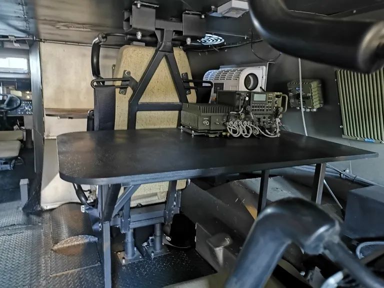 装甲车测试在"desna"训练中心的训练场展开,其中包括kozak2m1和btr-60