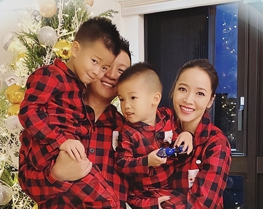 侯佩岑晒二胎正面照的次数屈指可数,婴儿时期的兄弟俩长得还挺像的