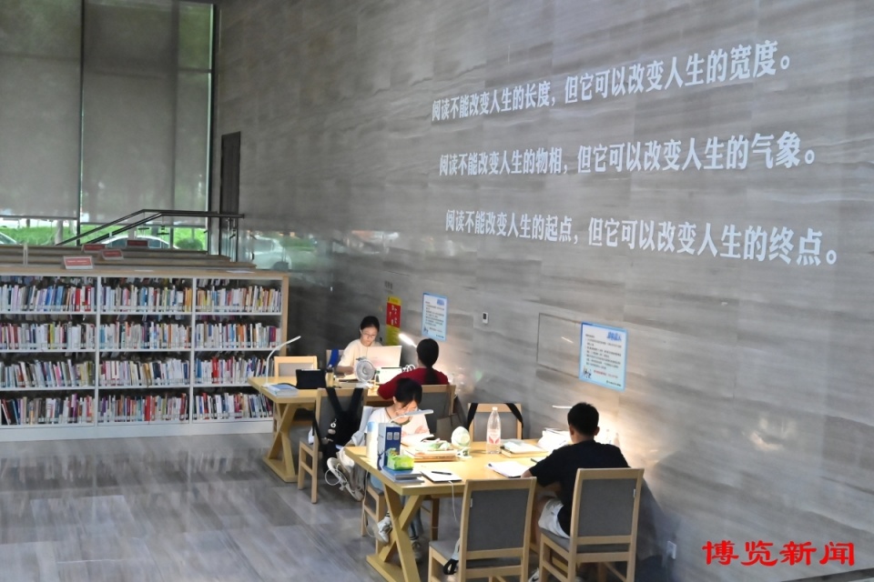 淄博:城市书房,图书馆里读书热 市民看书纳凉两不误