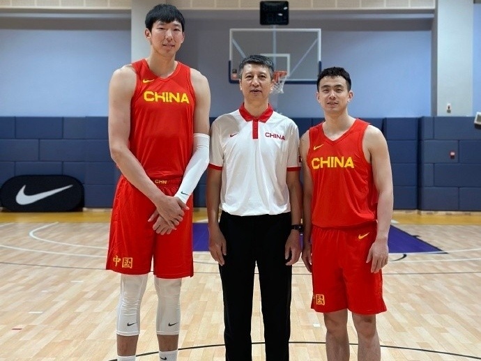 周琦赵继伟与恩师合照 哈达迪赛季报销 社媒发文晒伤情进展