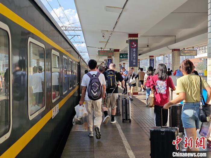 暑运期间,旅客在长沙站乘坐火车.