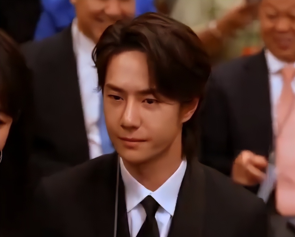 央视的镜头好真实,王一博帅的扎眼,吴京面相变了,宋佳太惊艳