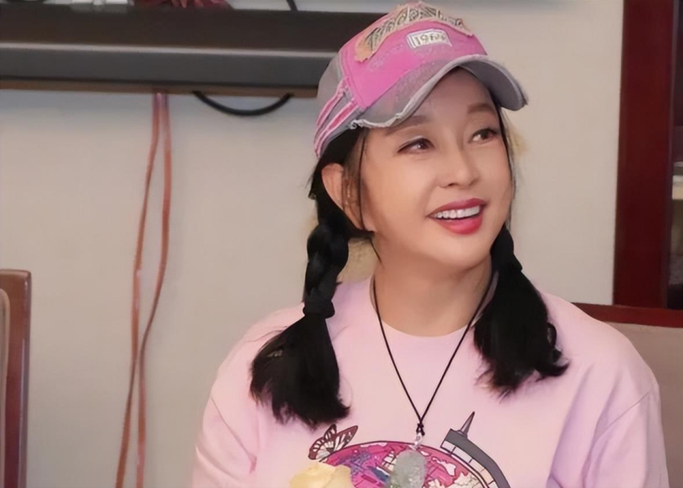 看了70岁赵雅芝的生图近照才知道中老年人不扮嫩也可以很优雅