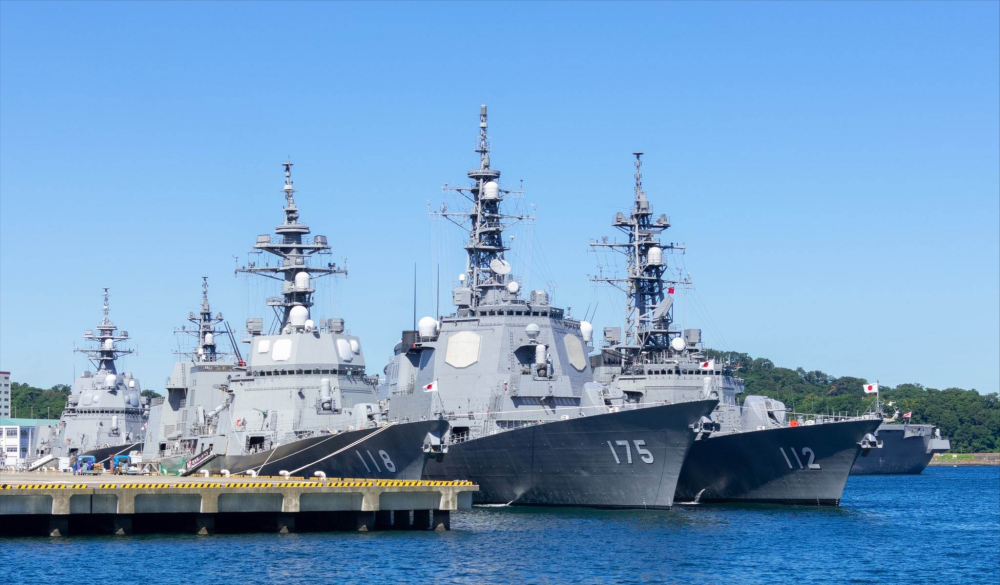 拥有8艘"宙斯盾"驱逐舰,30艘包括"朝日"级,"村雨"级,"秋月"级在内的