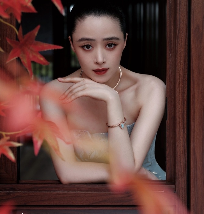 41岁蒋欣最新封面曝光,穿露肩修身裙瘦出新高度,锁骨窝能放鸡蛋