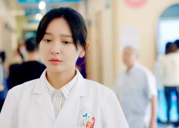 《白色城堡》施诗:因墨兰出圈,有颜值有演技却不火,33岁单身活成大女