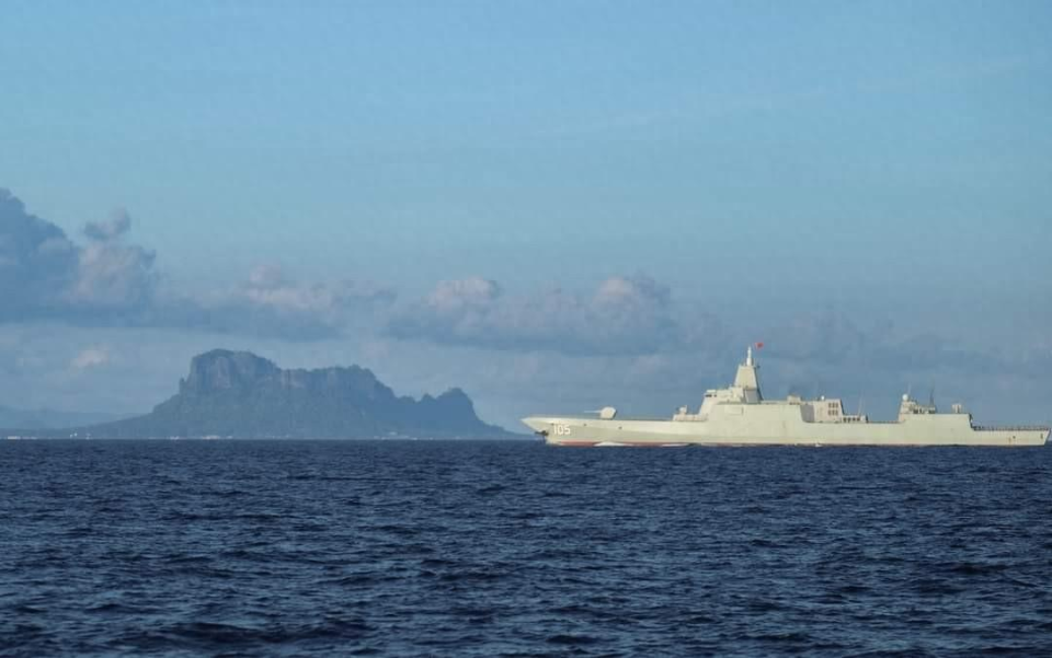 两艘中国军舰驶过菲律宾沿岸,其中一艘为我国万吨大驱