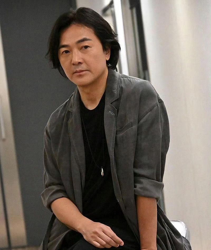 57岁郑伊健罕谈情史坦言因感情问题事业陷入低谷靠时间克服质疑