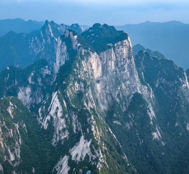 飞行2公里以后,调转无人机头,就可以从北往南拍摄华山五峰全景.
