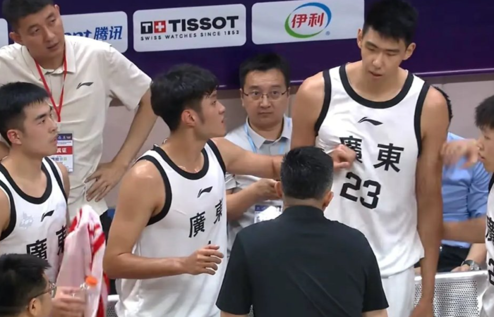 广东师徒吵起来了？杜锋和徐昕疑似起争执 队友忙安抚