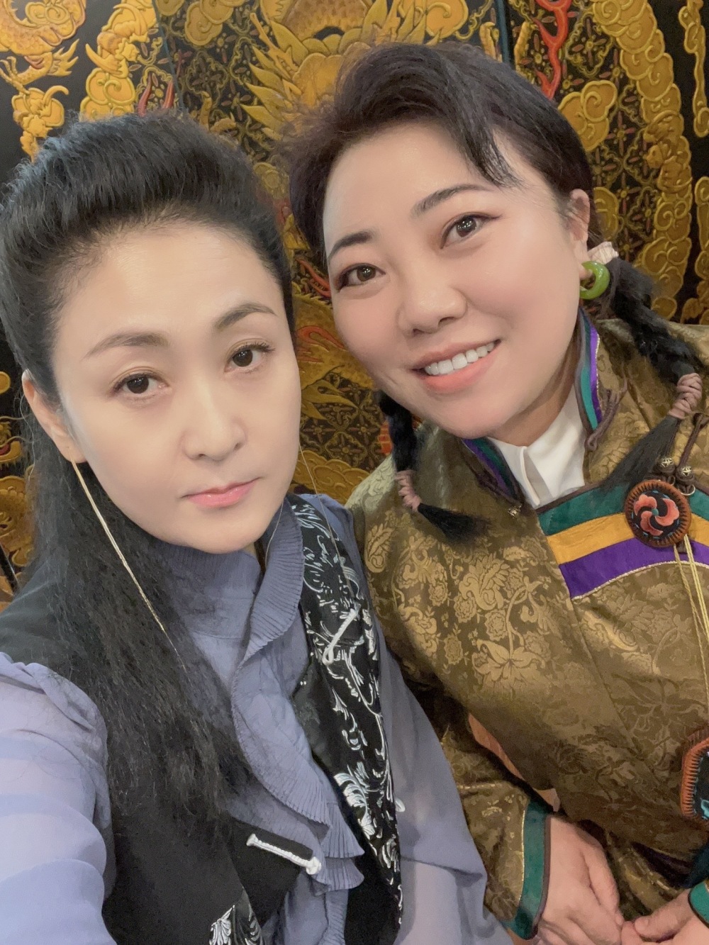 从孟根花的照片来看,这是新年里的一次聚会,因此,她穿上了很特别的藏