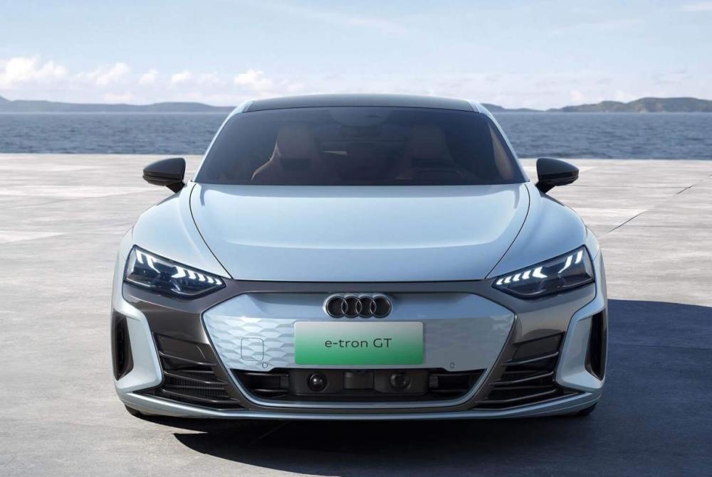 奥迪纯电新车etrongt上市售价9998万元