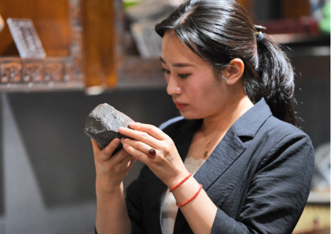 陨石猎人杨可欣:5年冒死捡600颗陨石,拒绝天价收购,自开陨石馆_腾讯