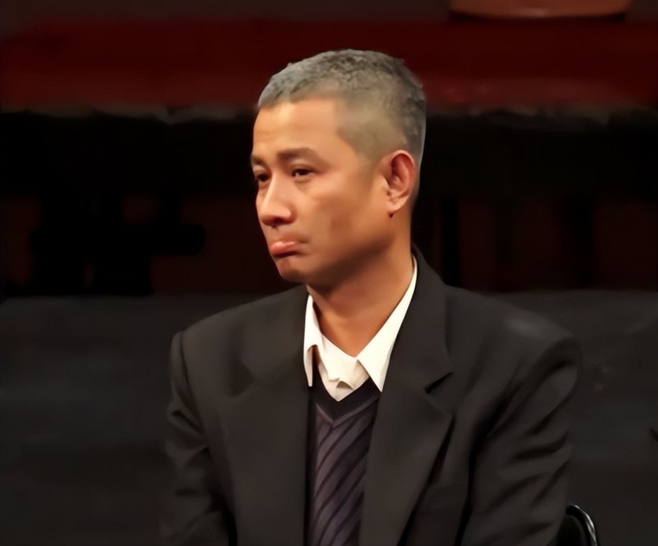 38岁文章近照曝光,扮中老年人演话剧,白发沧桑身形消瘦惹人心疼
