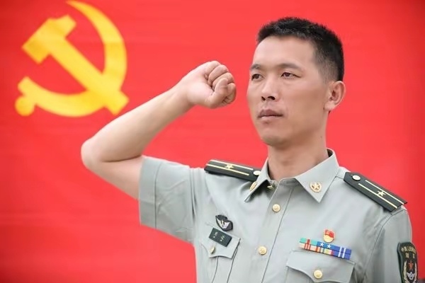 如今服役于某特战旅任命营长职务.