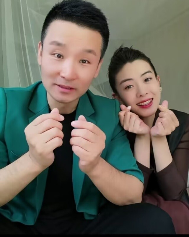 刘和刚夫妇庆结婚14周年,小10岁战扬肤白貌美,一脸温柔望向夫君_腾讯