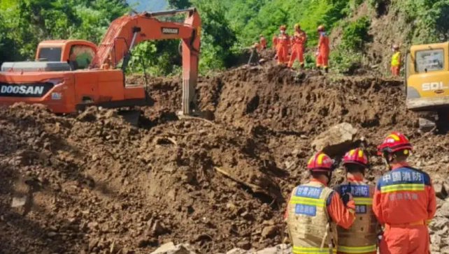甘肃宕昌山体滑坡已找到21人，5人经抢救无效死亡