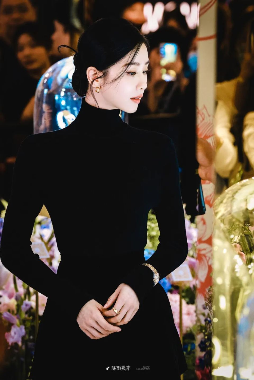 刘诗诗优雅亮相品牌活动,黑色长裙展现高贵黑天鹅魅力